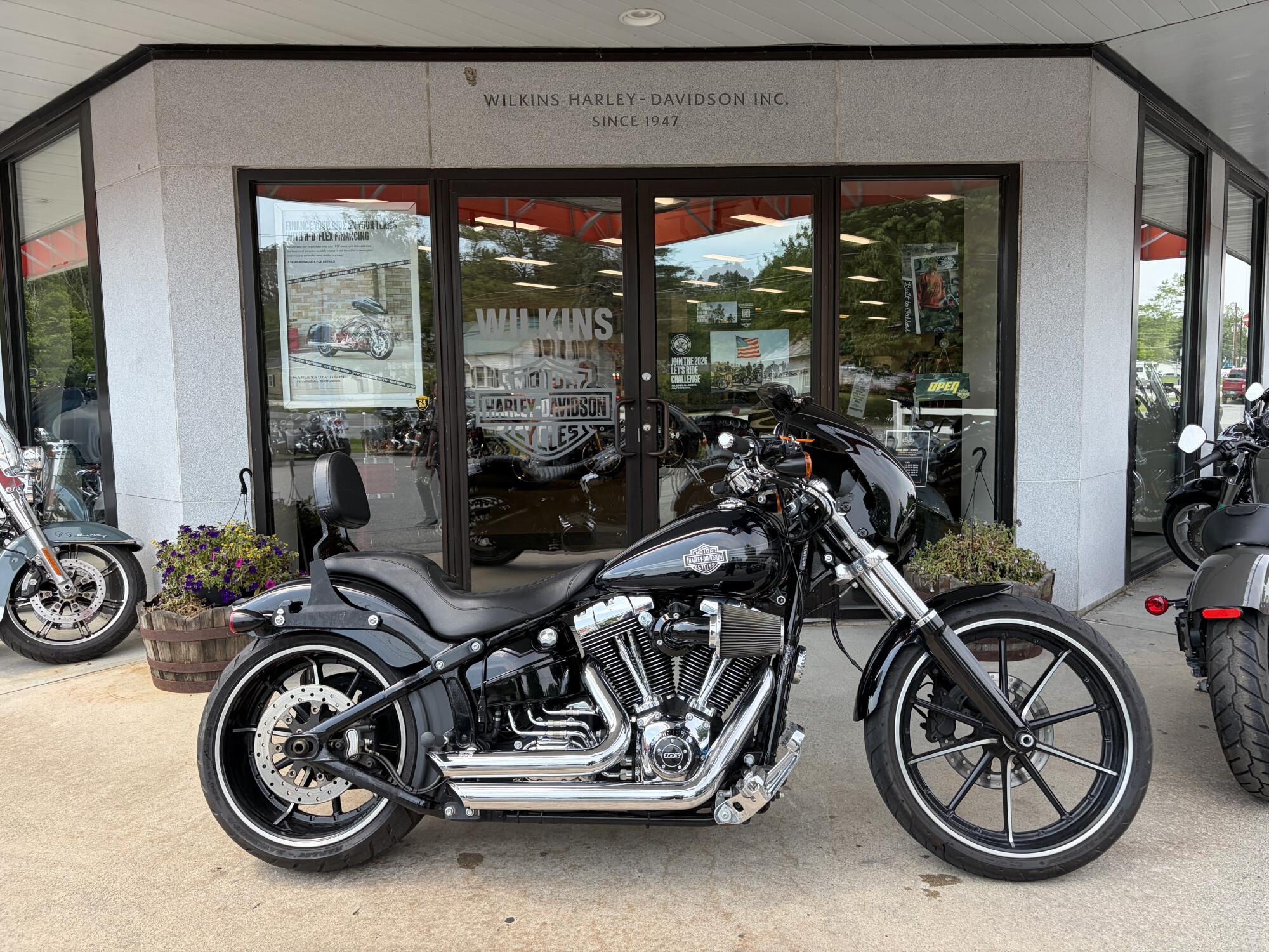 2014 HARLEY-DAVIDSON FXSB BREAKOUT in Vivid Black