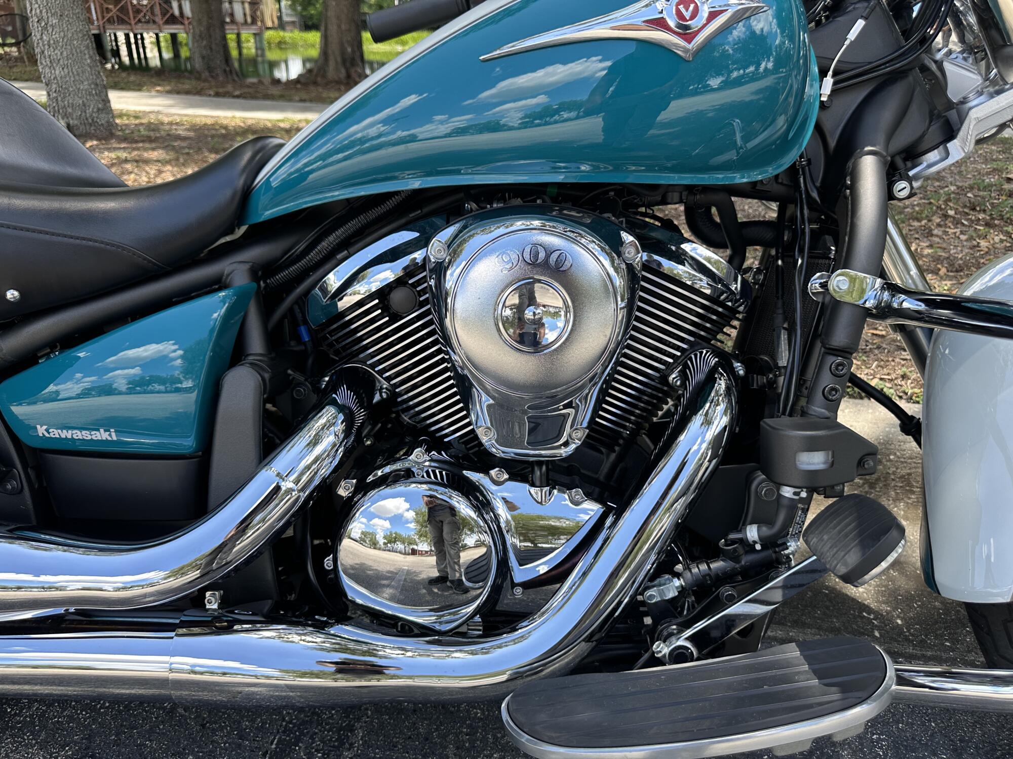 2022 Kawasaki Vulcan® 900 Classic LT Pearl Robotic White/Pearl Nightshade Teal, photo 15
