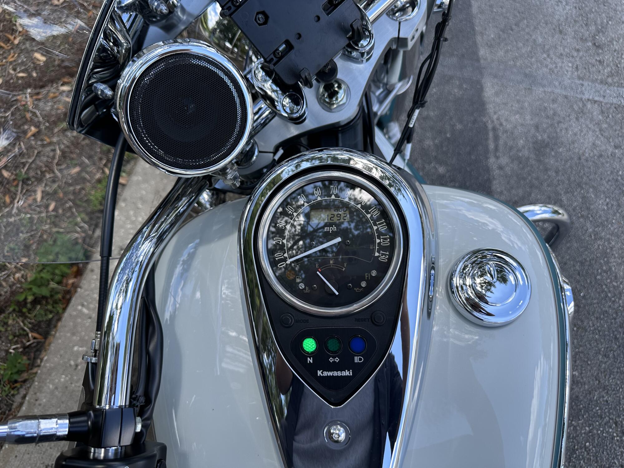 2022 Kawasaki Vulcan® 900 Classic LT Pearl Robotic White/Pearl Nightshade Teal, photo 13