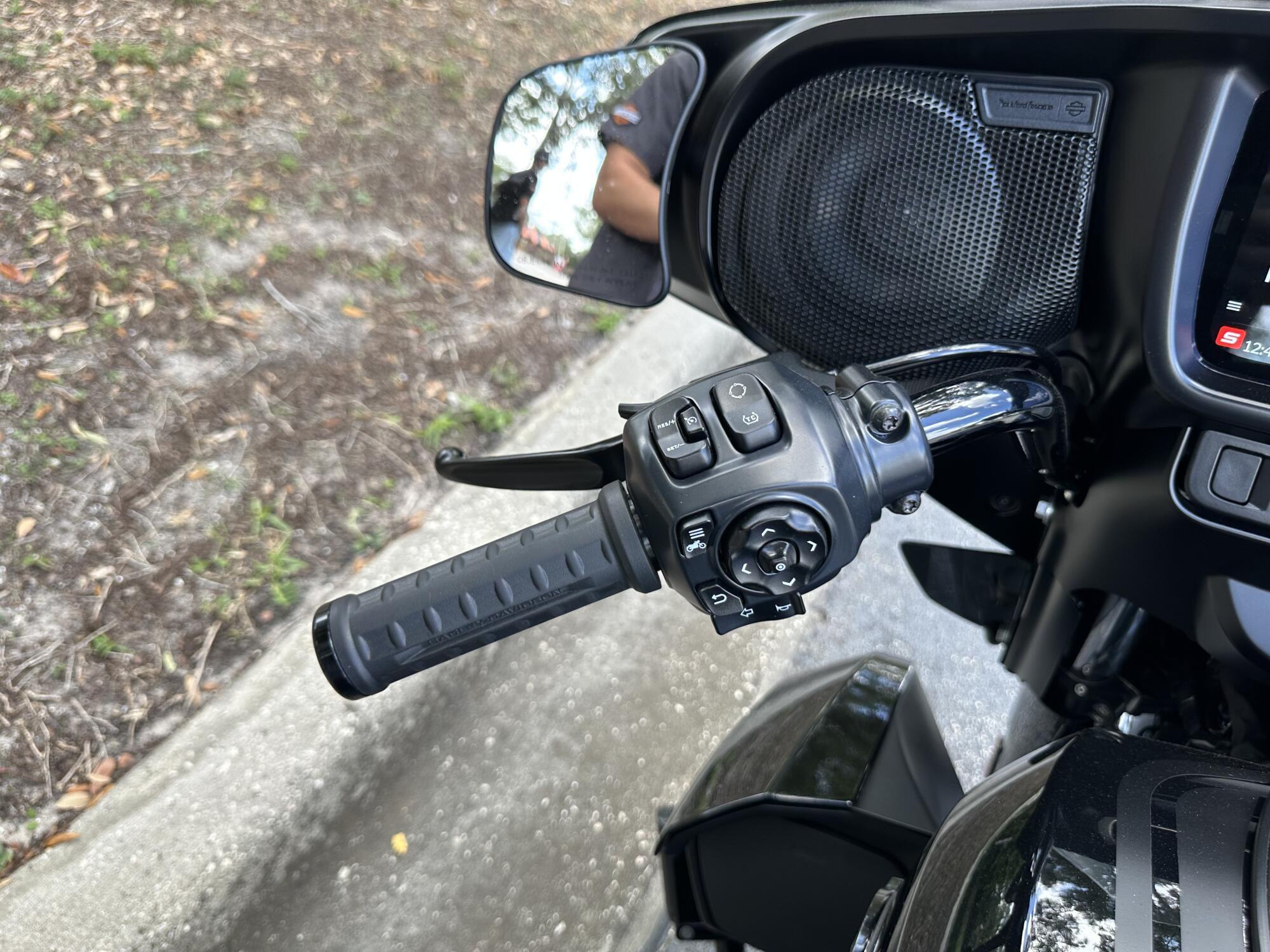 2025 Harley-Davidson® Street Glide® Ultra Vivid Black, photo 12