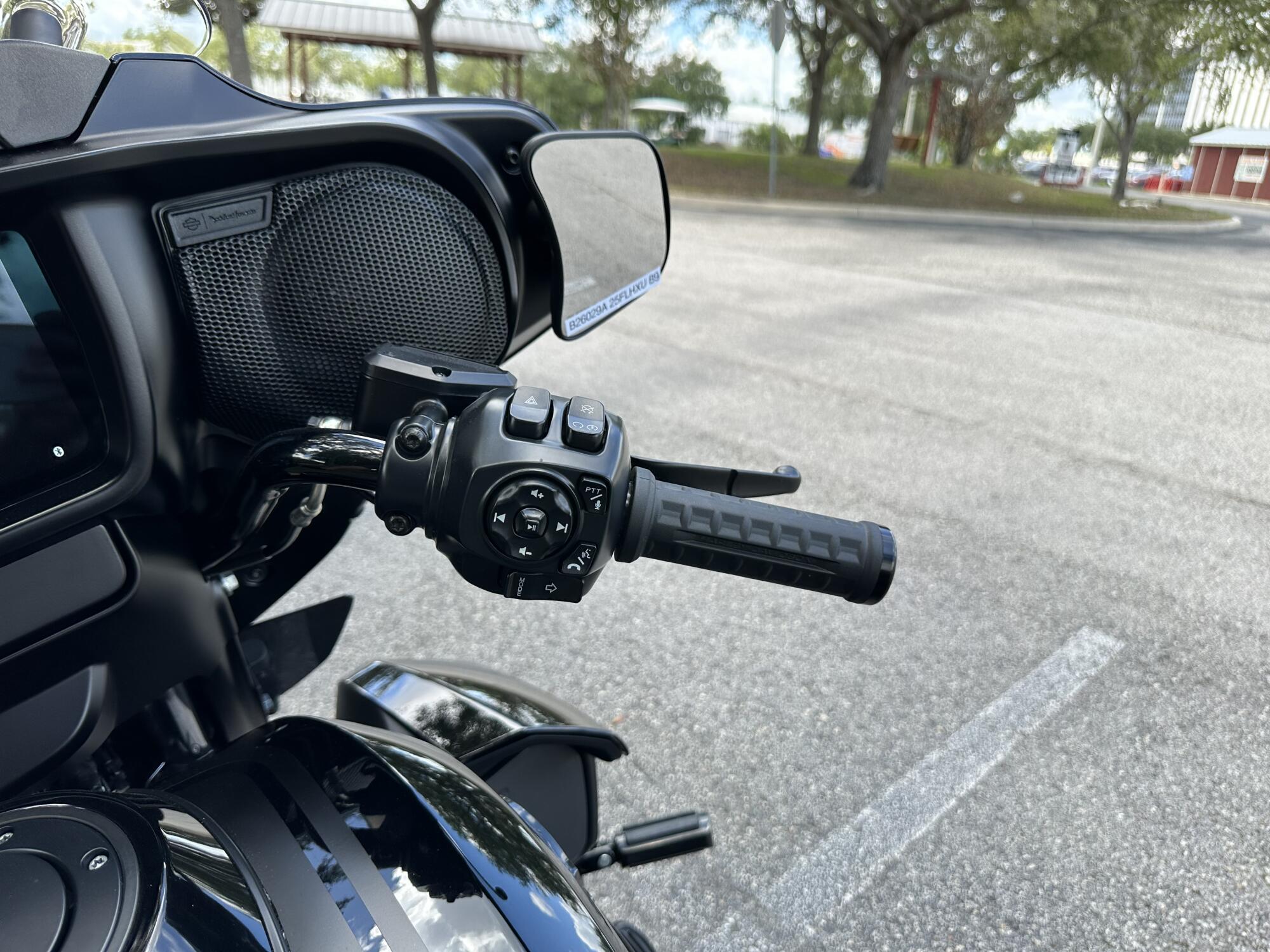 2025 Harley-Davidson® Street Glide® Ultra Vivid Black, photo 11