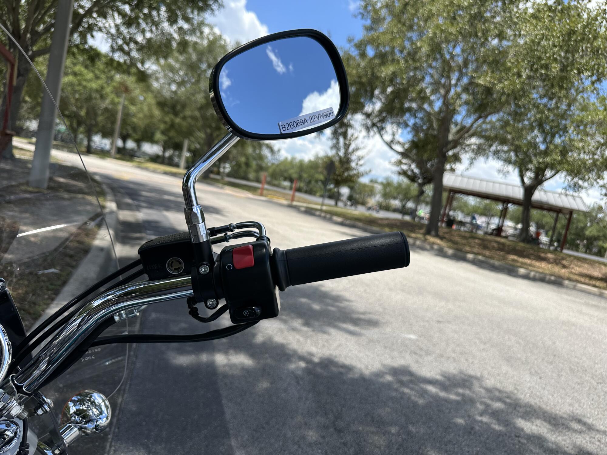 2022 Kawasaki Vulcan® 900 Classic LT Pearl Robotic White/Pearl Nightshade Teal, photo 11