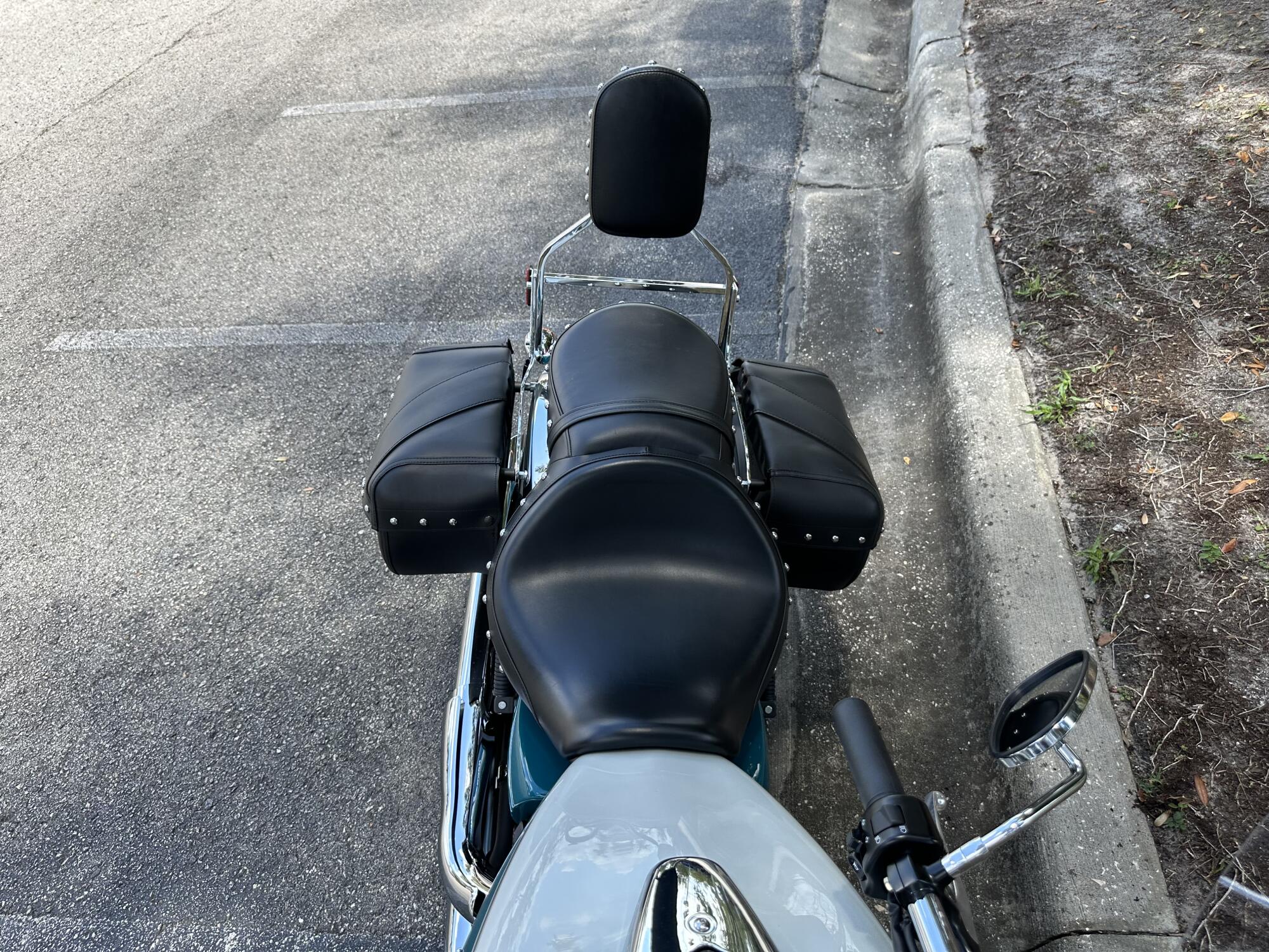 2022 Kawasaki Vulcan® 900 Classic LT Pearl Robotic White/Pearl Nightshade Teal, photo 14