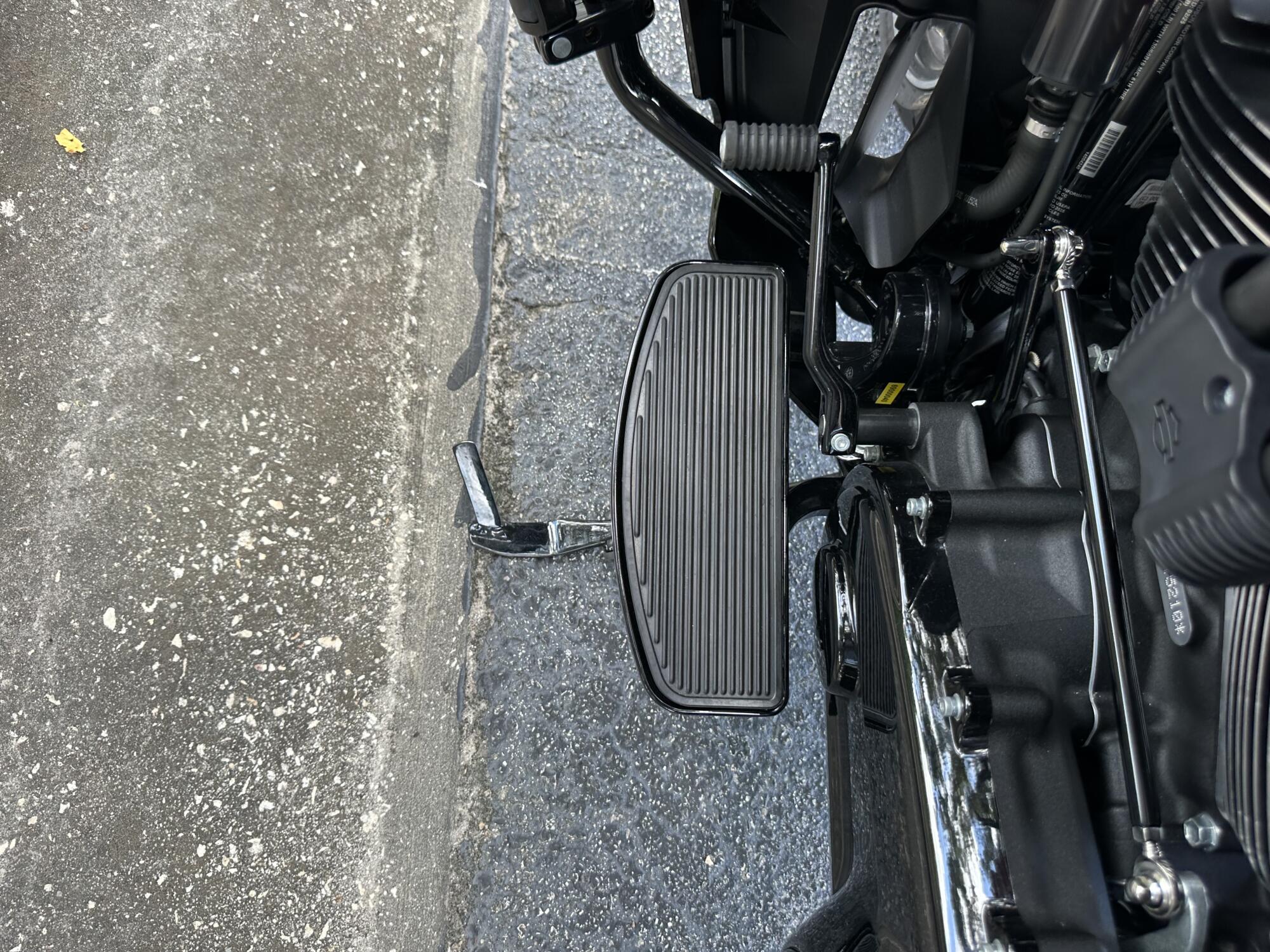 2025 Harley-Davidson® Street Glide® Ultra Vivid Black, photo 9