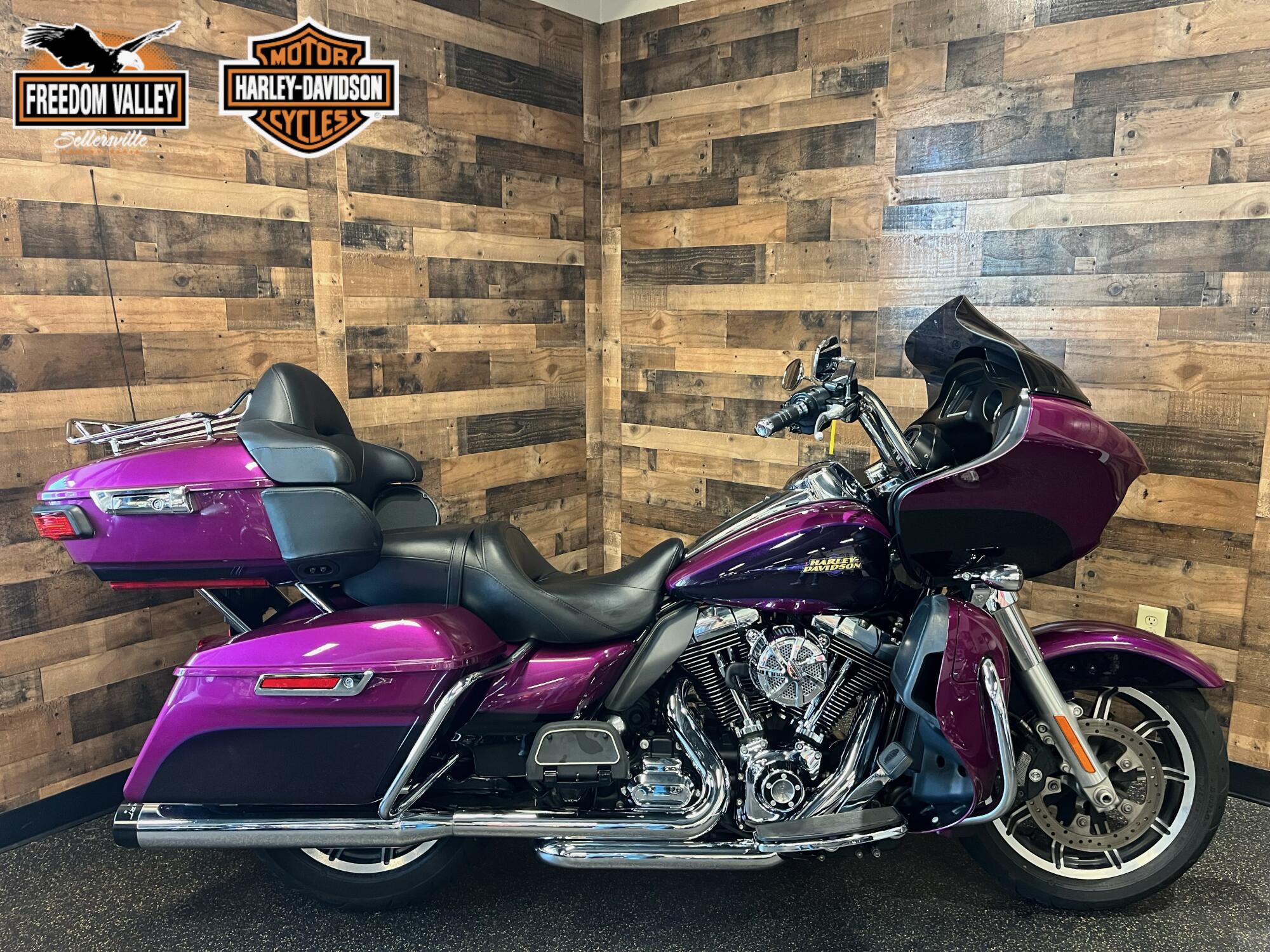 2016 Harley-Davidson® Road Glide® Ultra Custom Colour Purple Fire/Blackberry Smoke FLTRU