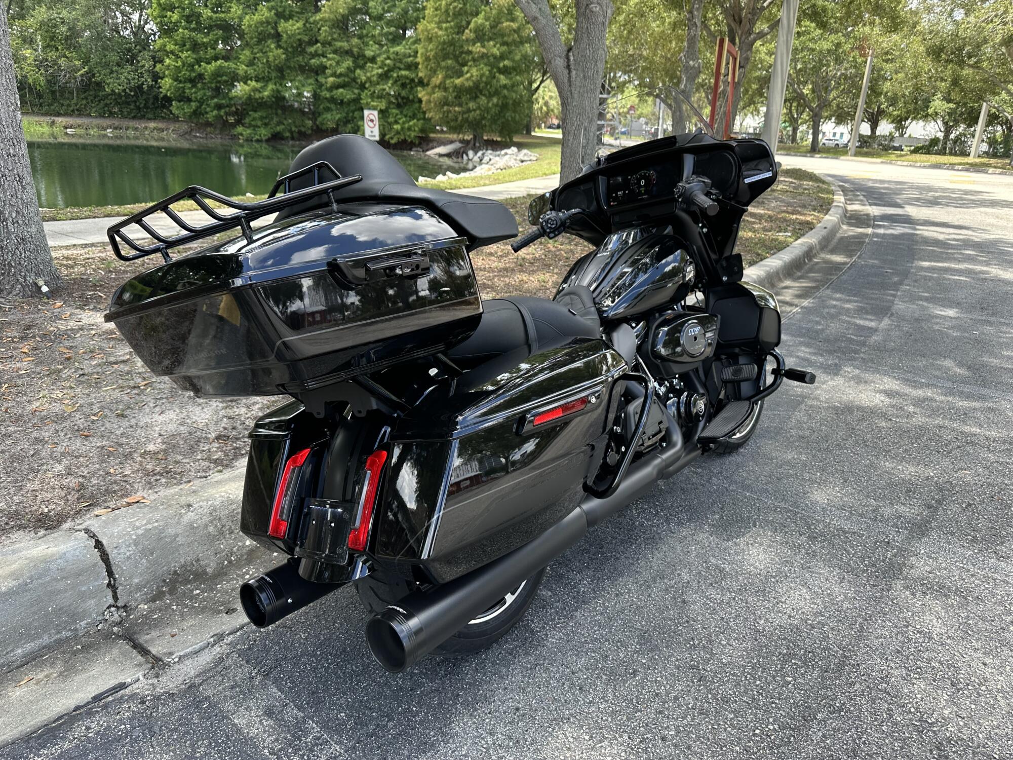 2025 Harley-Davidson® Street Glide® Ultra Vivid Black, photo 8