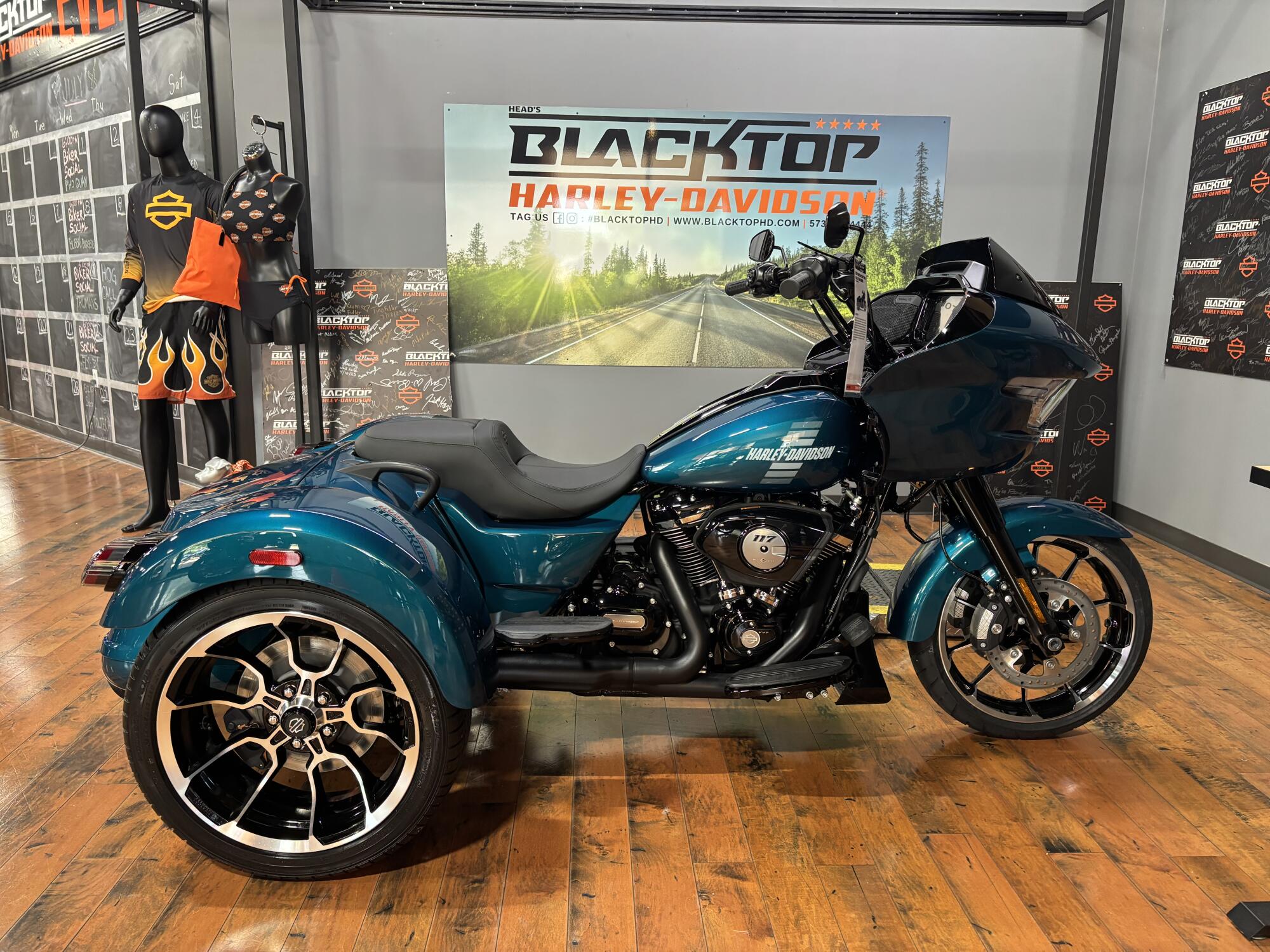 2026 Harley-Davidson® Road Glide 3 TEAL THUNDER