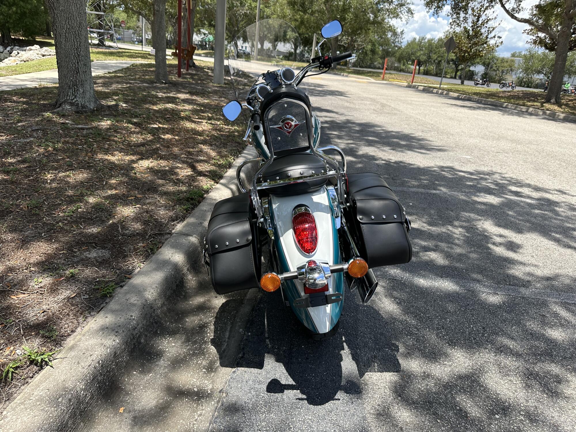2022 Kawasaki Vulcan® 900 Classic LT Pearl Robotic White/Pearl Nightshade Teal, photo 7