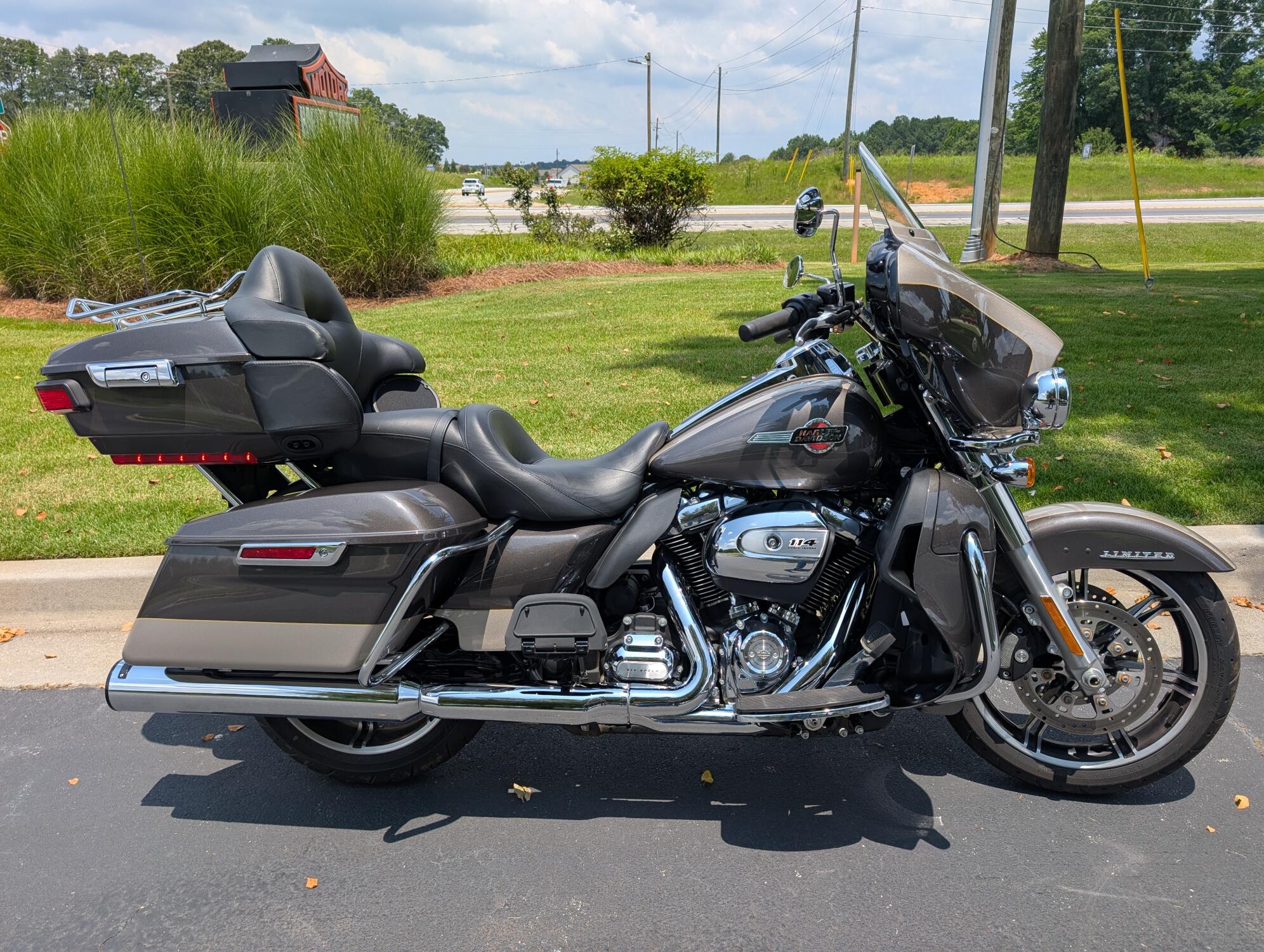 2023 Harley-Davidson® Ultra Limited Gray Haze/Silver Fortune