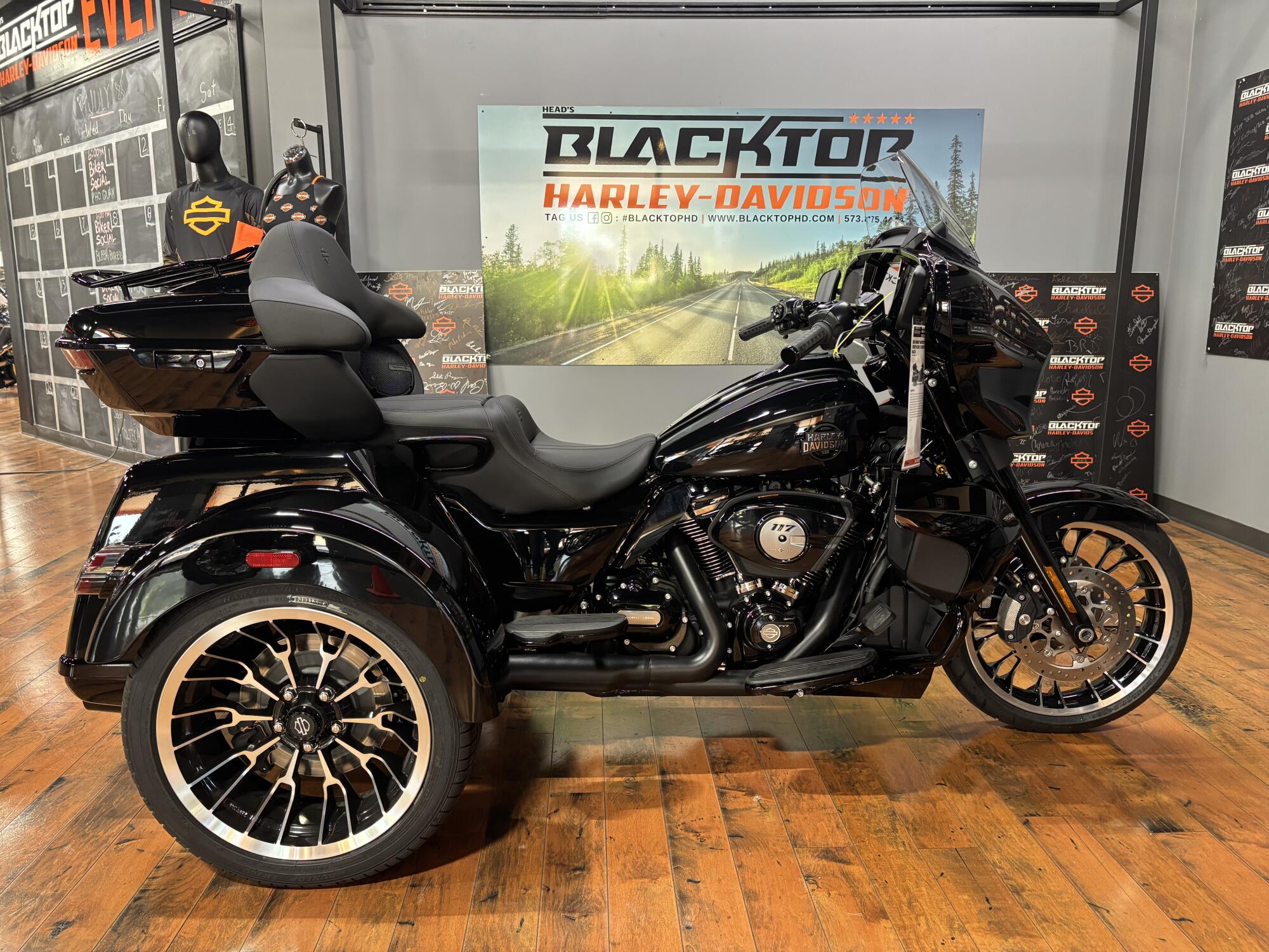 2026 Harley-Davidson® Street Glide 3 Limited VIVID BLACK