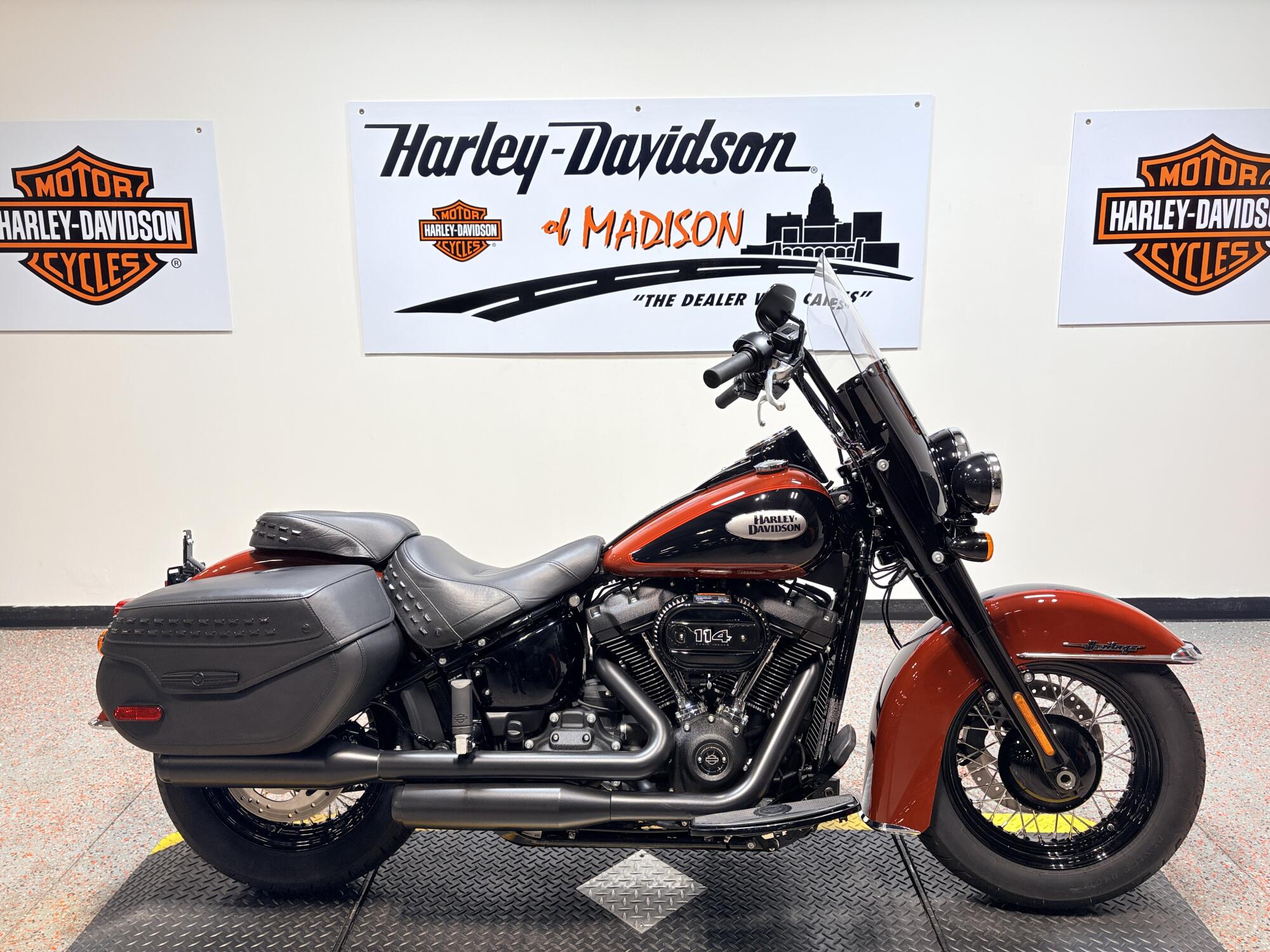 2024 FLHCS Harley-Davidson® Heritage Classic Red Rock / Vivid Black - Black Finish