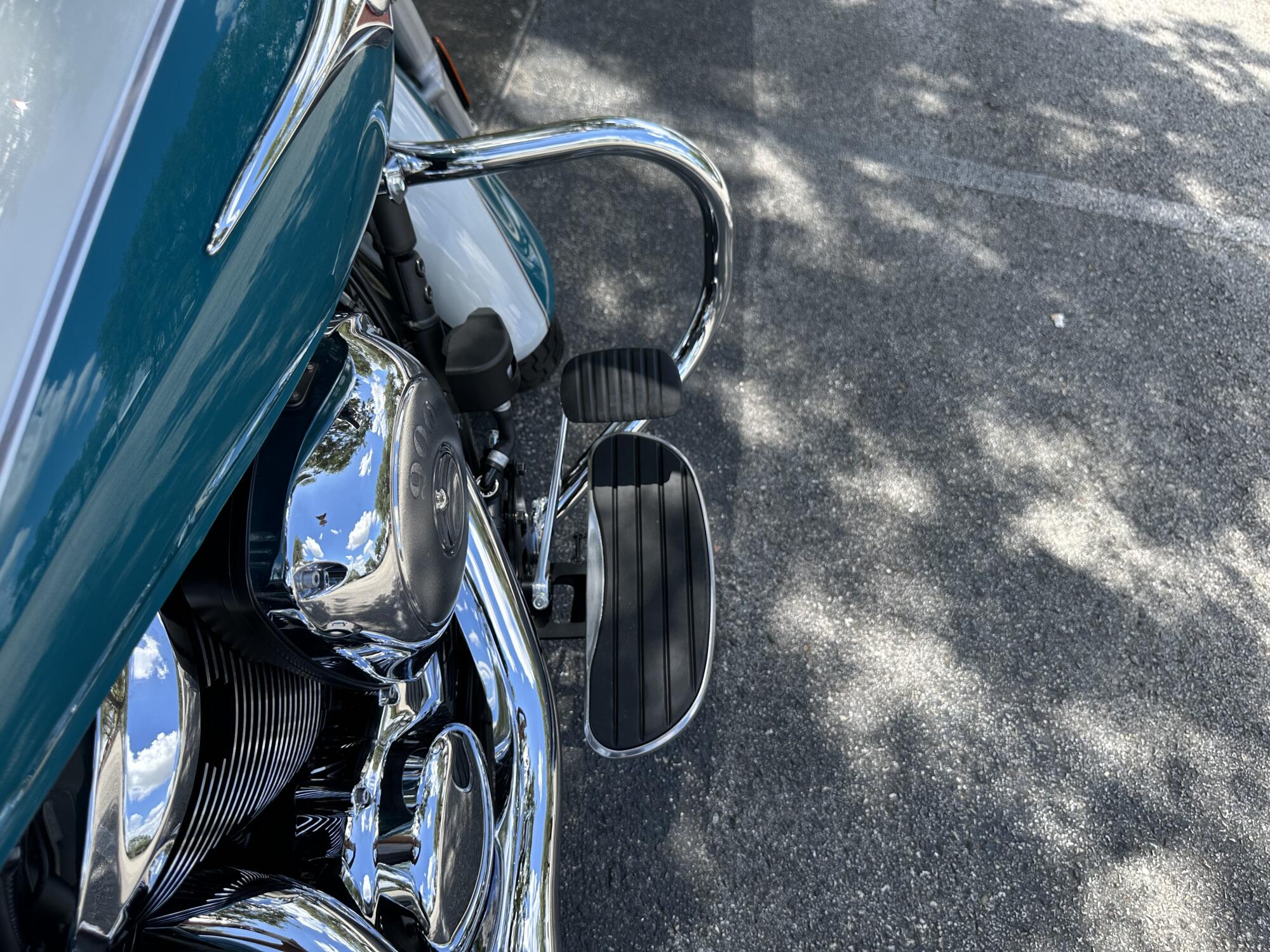 2022 Kawasaki Vulcan® 900 Classic LT Pearl Robotic White/Pearl Nightshade Teal, photo 10