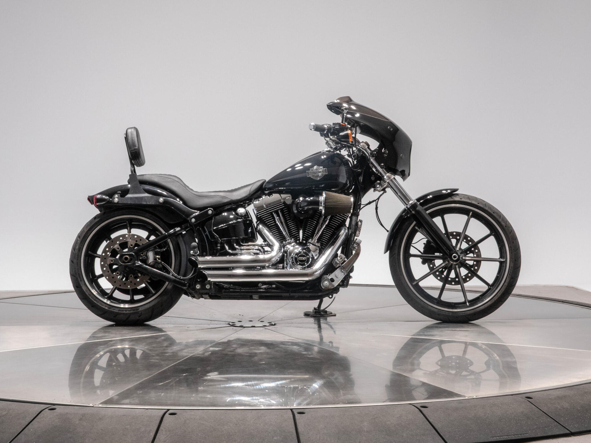2014 HARLEY-DAVIDSON FXSB BREAKOUT in Vivid Black