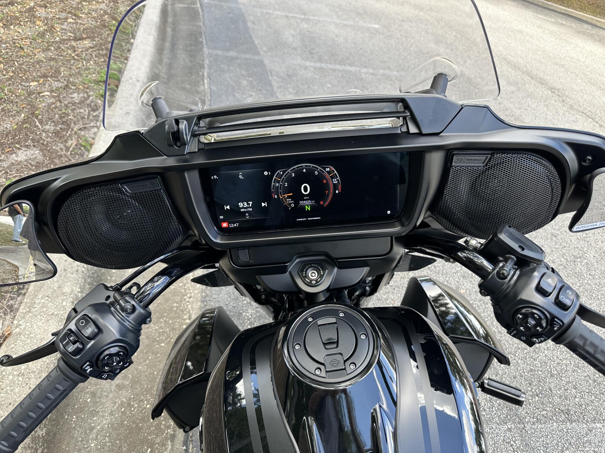 2025 Harley-Davidson® Street Glide® Ultra Vivid Black, photo 13