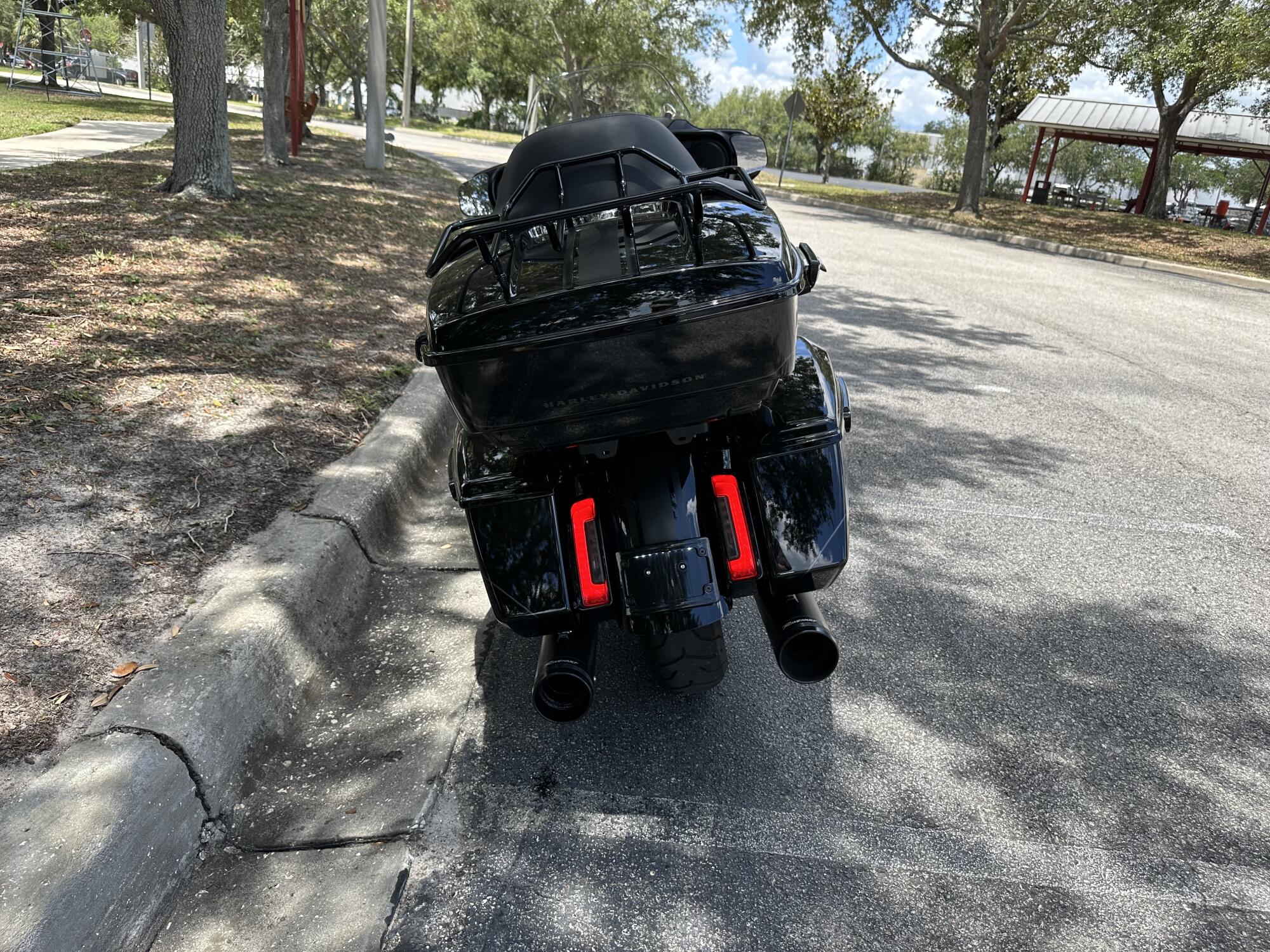 2025 Harley-Davidson® Street Glide® Ultra Vivid Black, photo 7