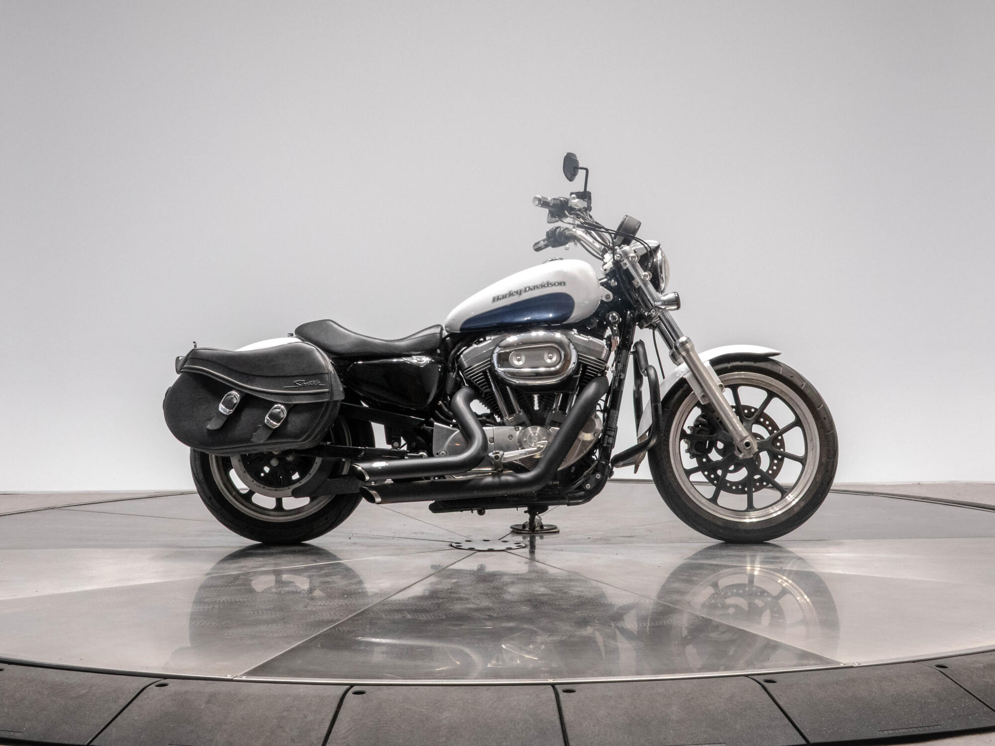 2015 HARLEY-DAVIDSON XL883L XL 883 in White Hot/ Blue Hot
