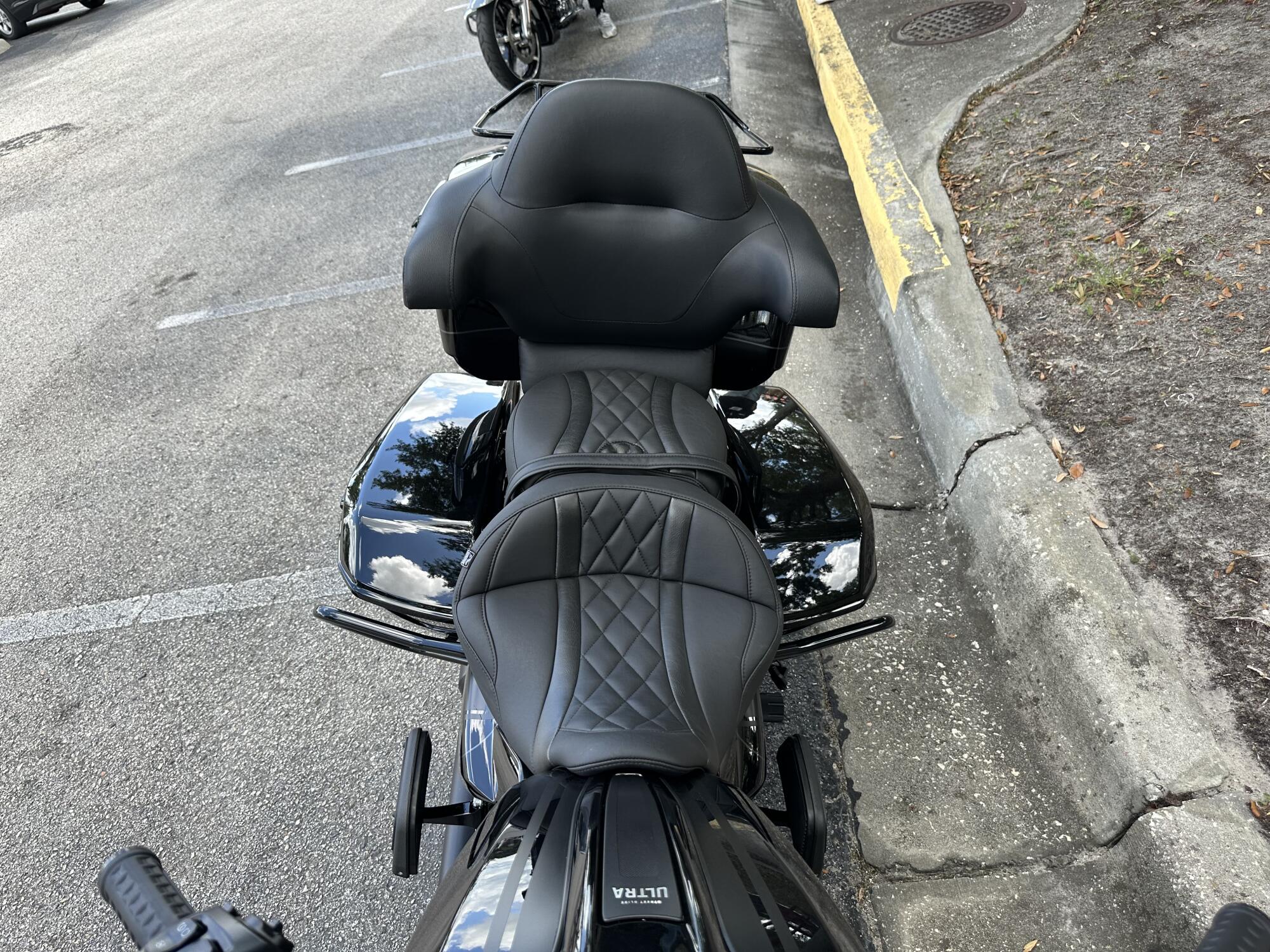 2025 Harley-Davidson® Street Glide® Ultra Vivid Black, photo 14