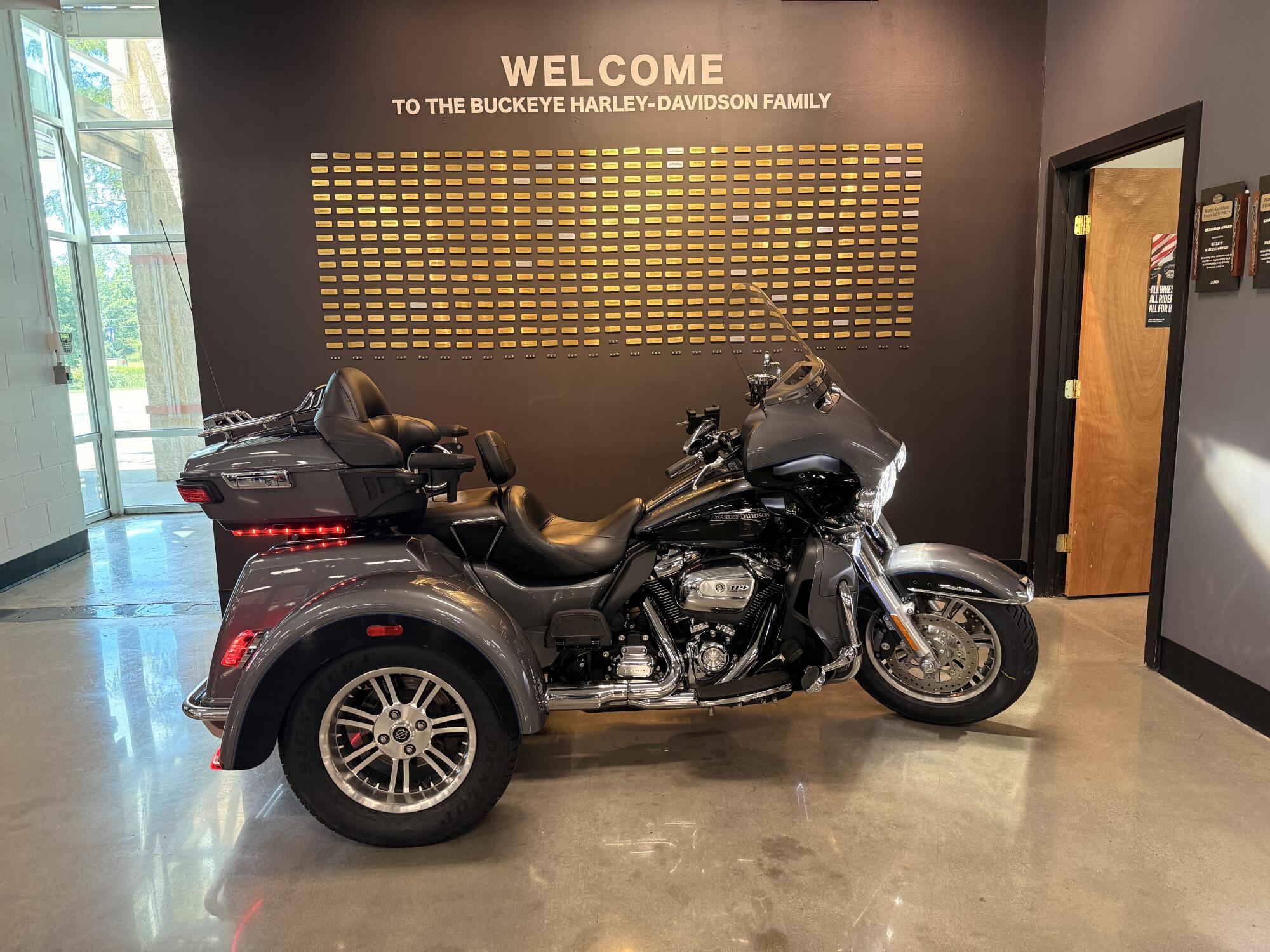 2021 Harley-Davidson® Tri Glide® Ultra Gauntlet Gray Metallic/Vivid Black