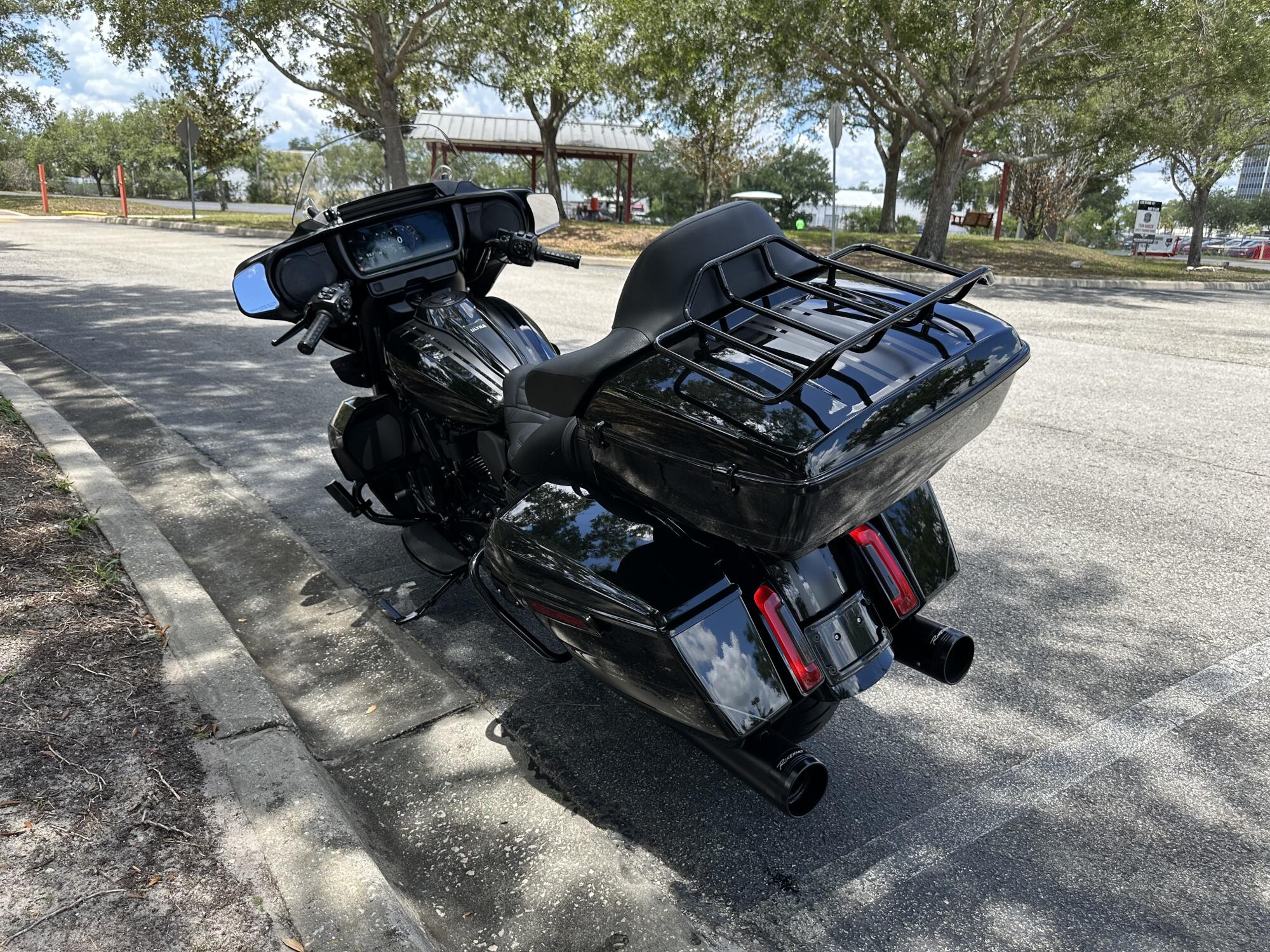 2025 Harley-Davidson® Street Glide® Ultra Vivid Black, photo 6