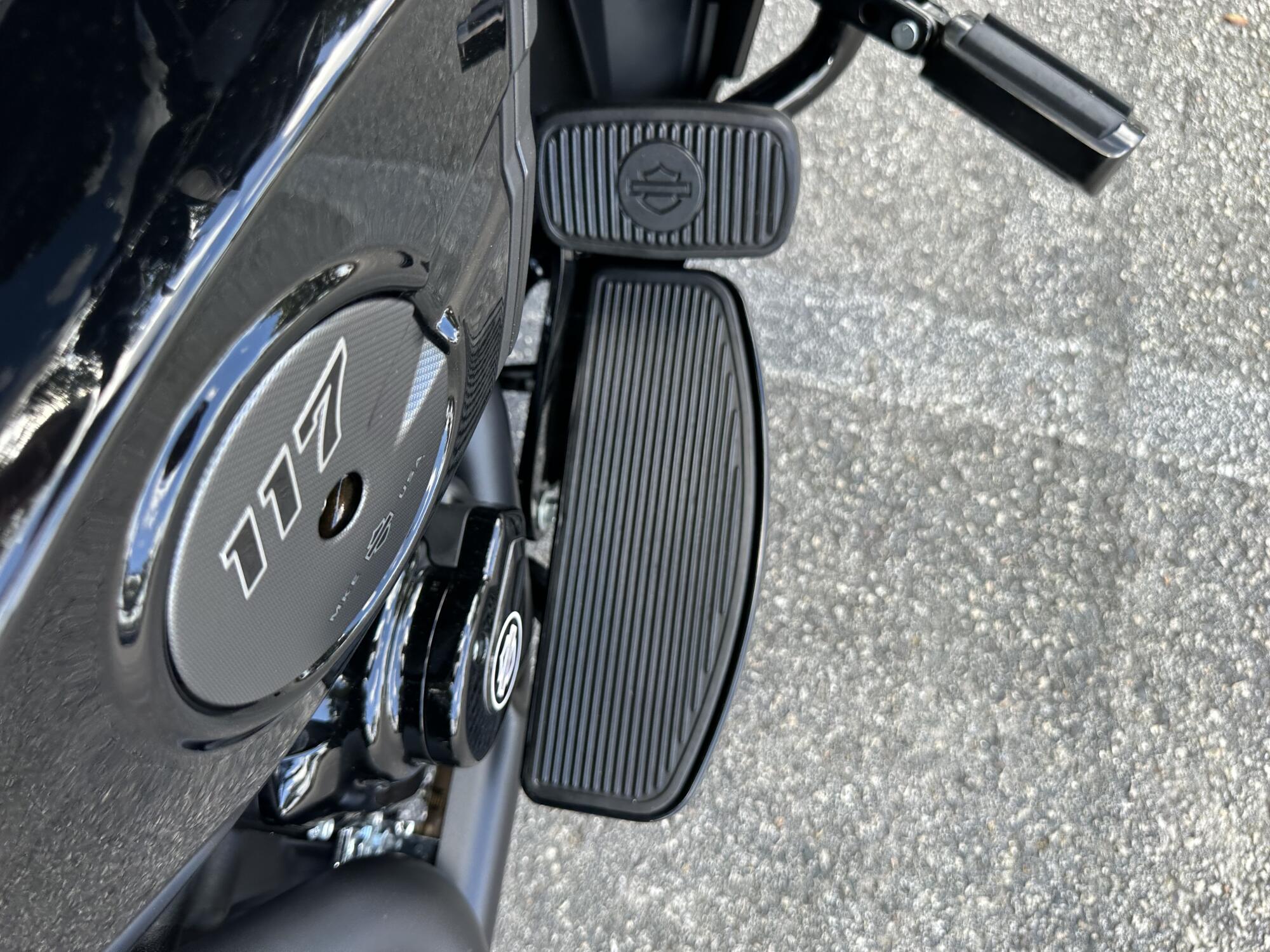 2025 Harley-Davidson® Street Glide® Ultra Vivid Black, photo 10