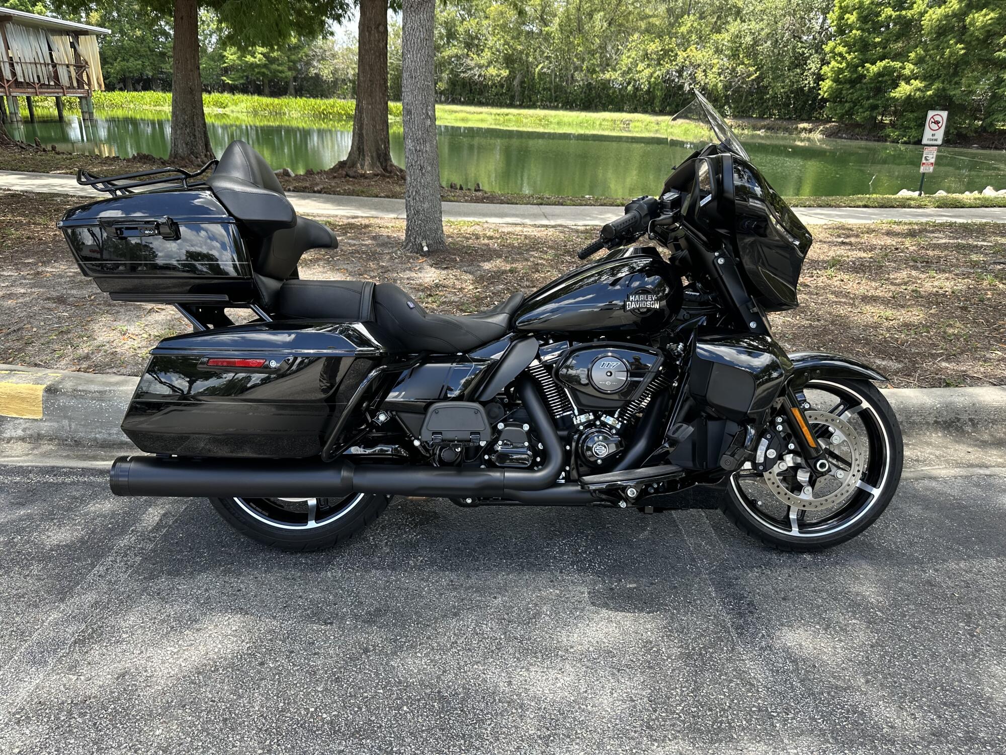 2025 Harley-Davidson® Street Glide® Ultra Vivid Black