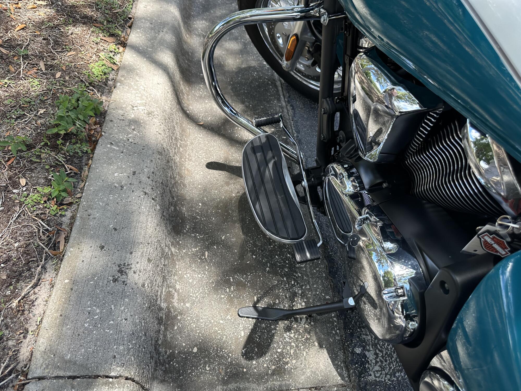 2022 Kawasaki Vulcan® 900 Classic LT Pearl Robotic White/Pearl Nightshade Teal, photo 9