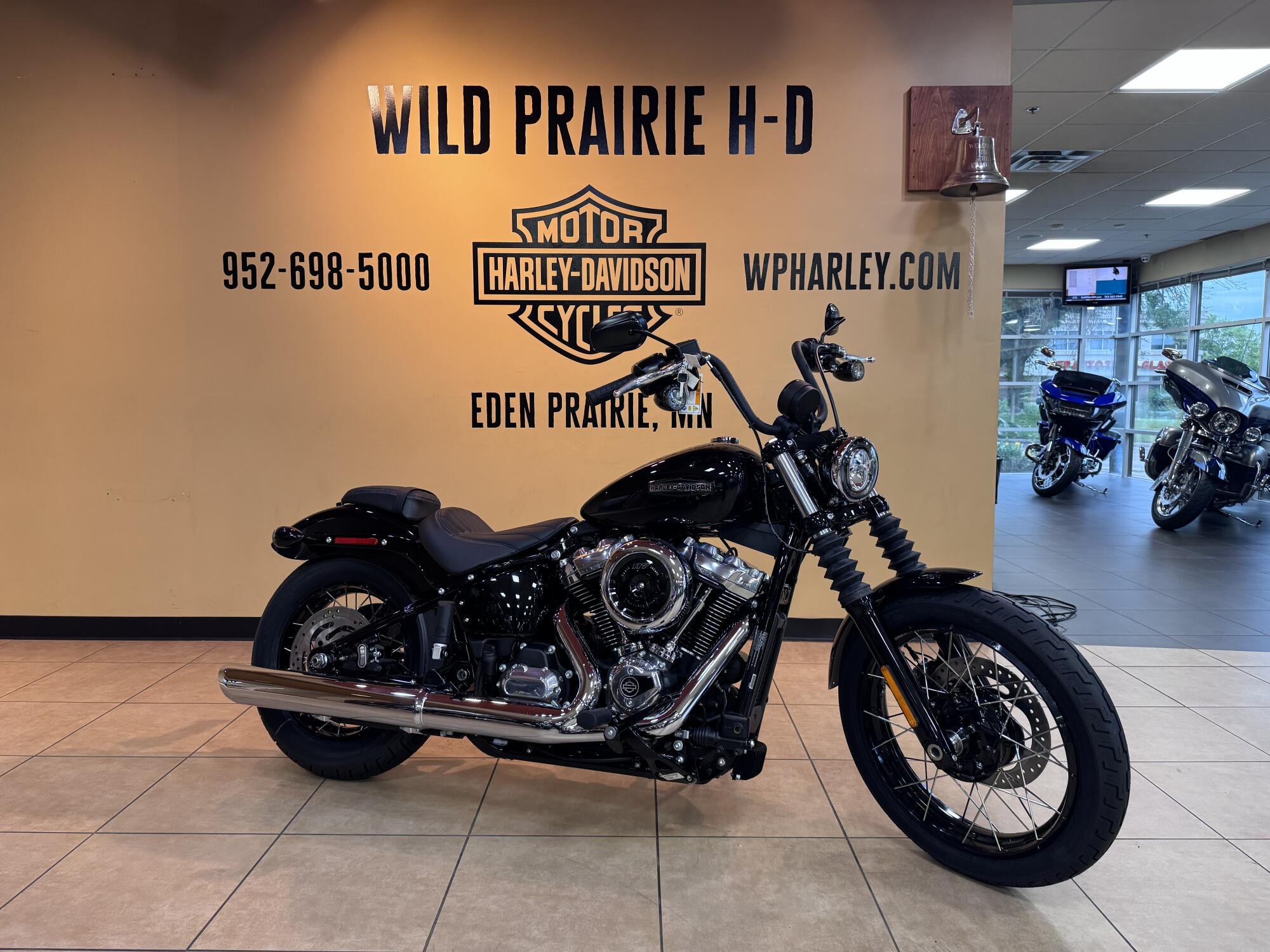 2026 Harley-Davidson® Street Bob® Vivid Black Chrome Laced Wheels