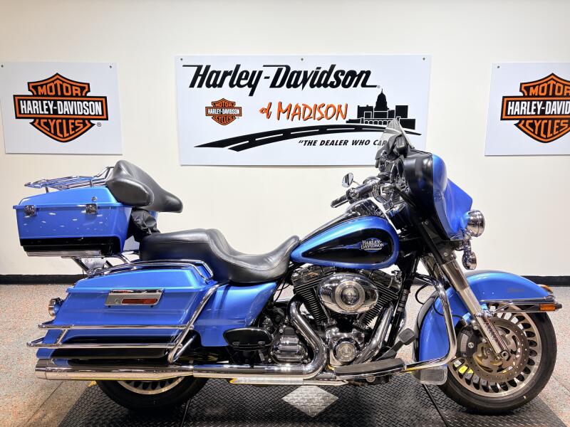 2011 FLHTC Harley-Davidson® Electra Glide® Classic Cool Blue Pearl/Vivid Black