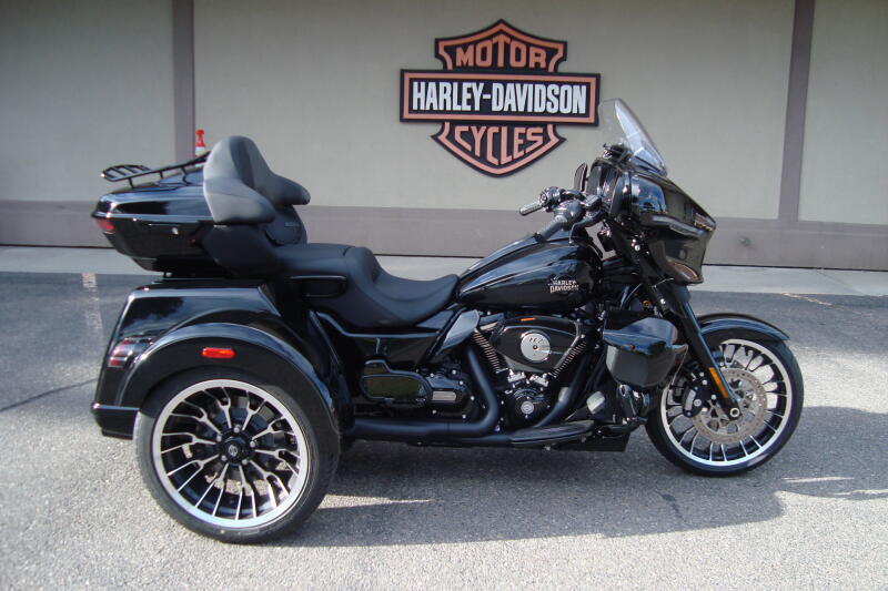 2026 Harley-Davidson® Street Glide 3 Limited Vivid Black Black Trim