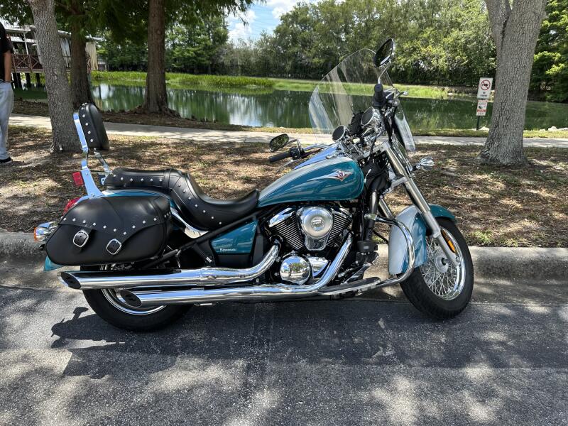 2022 Kawasaki Vulcan® 900 Classic LT Pearl Robotic White/Pearl Nightshade Teal
