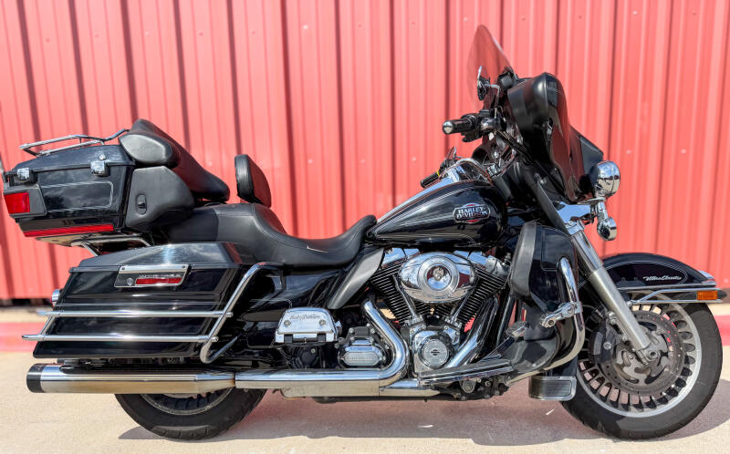 2012 Harley-Davidson® Ultra Classic™ Electra Glide® FLHTCU Vivid Black
