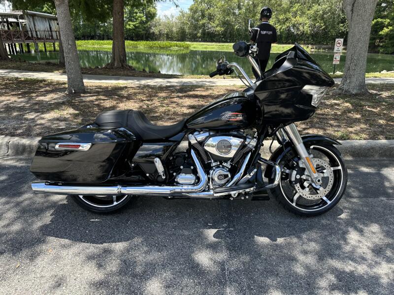 2026 Harley-Davidson® Road Glide® Vivid Black Chrome Trim
