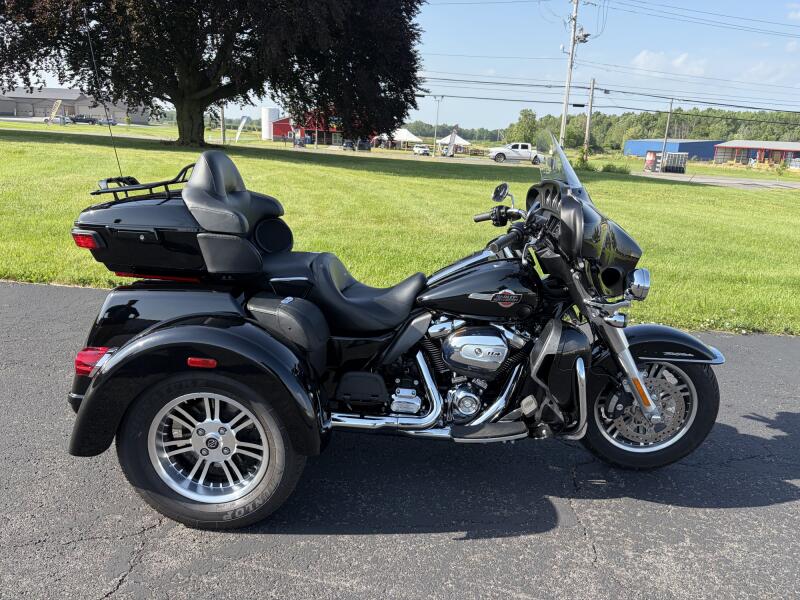 2023 Harley-Davidson® Tri Glide® Ultra Vivid Black