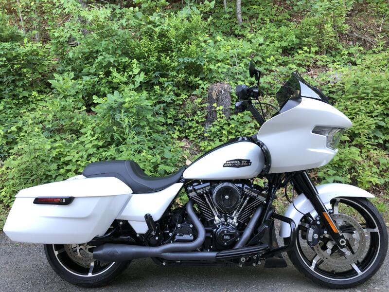 2024 Harley-Davidson® Road Glide™ White Onyx Pearl - Black Finish