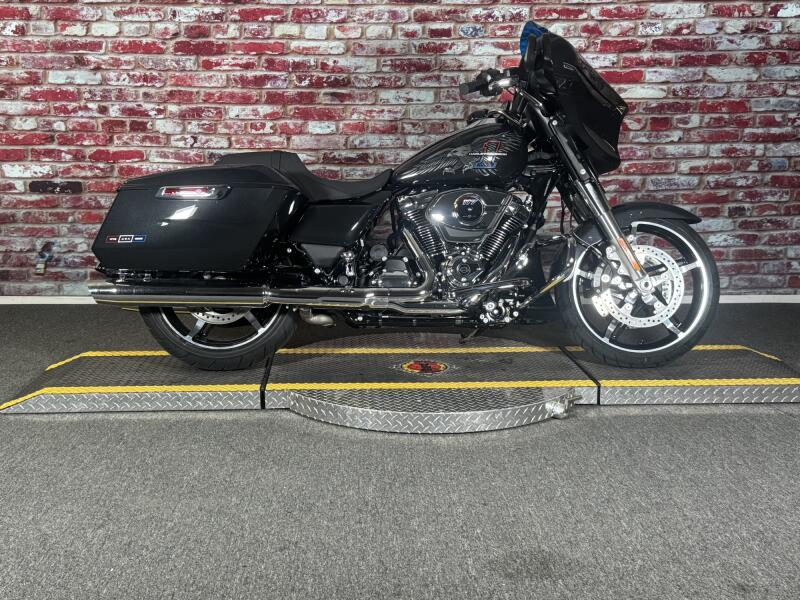 Harley-Davidson® Street Glide® 2026 FLHX Midnight Ember Chrome Trim