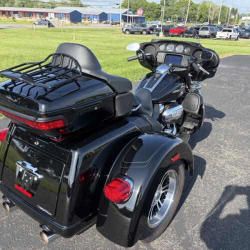 2023 Harley-Davidson® Tri Glide® Ultra Vivid Black thumb 2