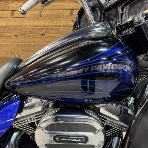 2016 Harley-Davidson® CVO™ Street Glide® Black Licorice with Midnight Cobalt Flames FLHXSE thumb 3