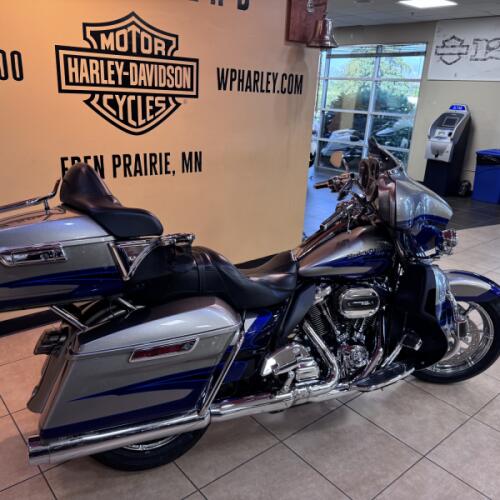 2017 Harley-Davidson® CVO™ Limited Palladium Silver/Phantom Blue with Wicked Sapphire including Mirr thumb 1