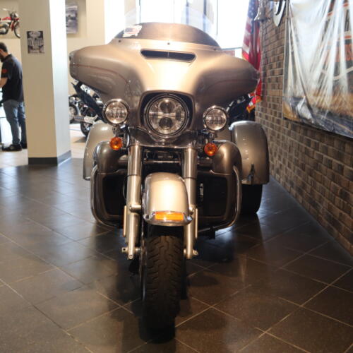 2016 Tri Glide® Ultra (FLHTCUTG) thumb 0