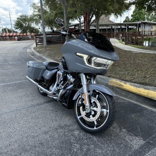 2026 Harley-Davidson® Road Glide® Dark Billiard Gray Chrome Trim thumb 3