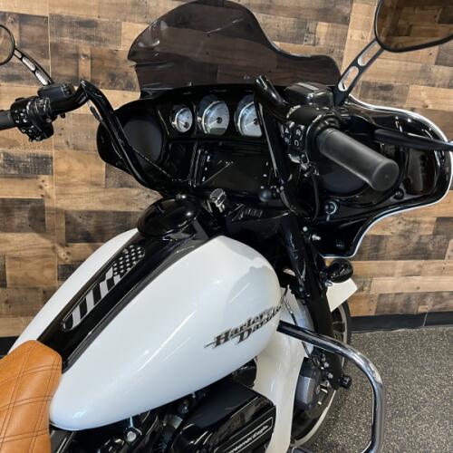 2017 Harley-Davidson® Street Glide® Special Crushed Ice Pearl FLHXS thumb 0