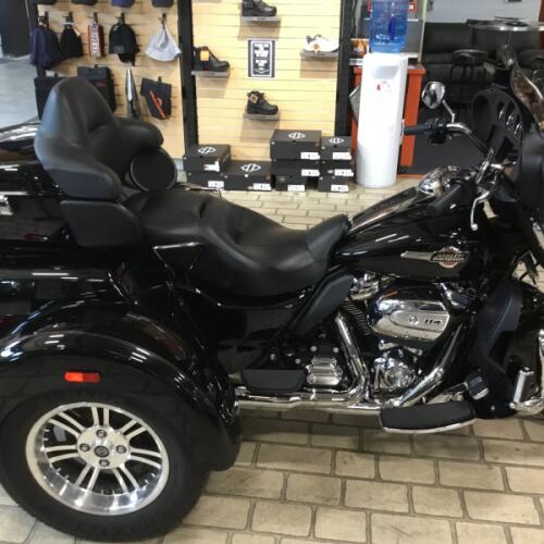 2023 Harley-Davidson® Tri Glide® Ultra Vivid Black thumb 0
