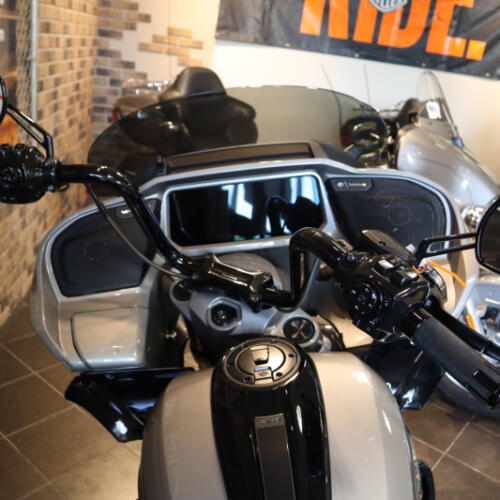 2023 CVO™ Road Glide™ (FLTRXSE) thumb 1