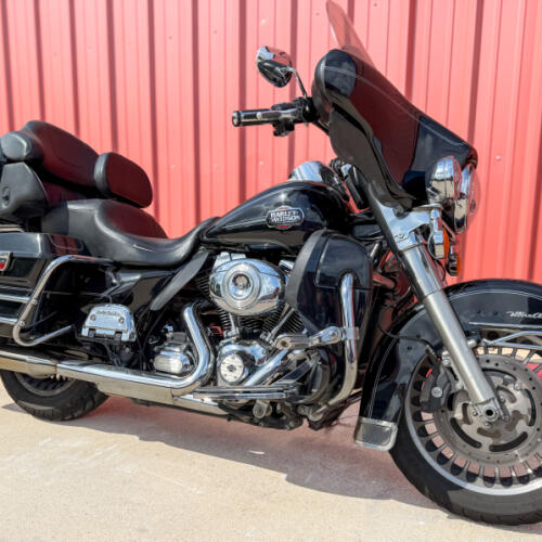 2012 Harley-Davidson® Ultra Classic™ Electra Glide® FLHTCU Vivid Black thumb 2