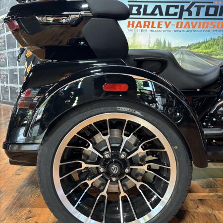 2026 Harley-Davidson® Street Glide 3 Limited VIVID BLACK thumb 0