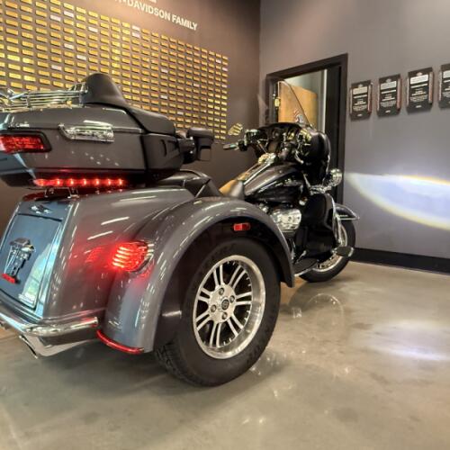 2021 Harley-Davidson® Tri Glide® Ultra Gauntlet Gray Metallic/Vivid Black thumb 0