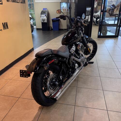 2026 Harley-Davidson® Street Bob® Vivid Black Chrome Laced Wheels thumb 0