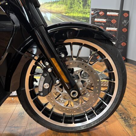 2026 Harley-Davidson® Street Glide 3 Limited VIVID BLACK thumb 2