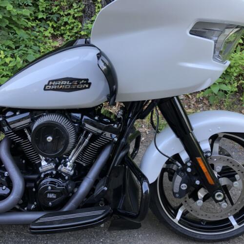 2024 Harley-Davidson® Road Glide™ White Onyx Pearl - Black Finish thumb 3
