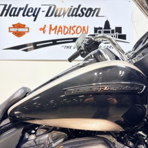2018 FLTRU Harley-Davidson® Road Glide® Ultra Silver Fortune/Black Tempest thumb 2